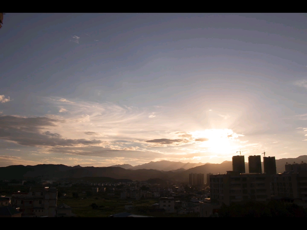 [图]晚风拂柳笛声残，夕阳山外山