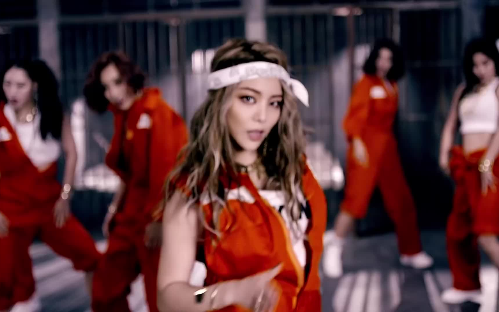 [图]Ailee 'Mind Your Own Business' MV