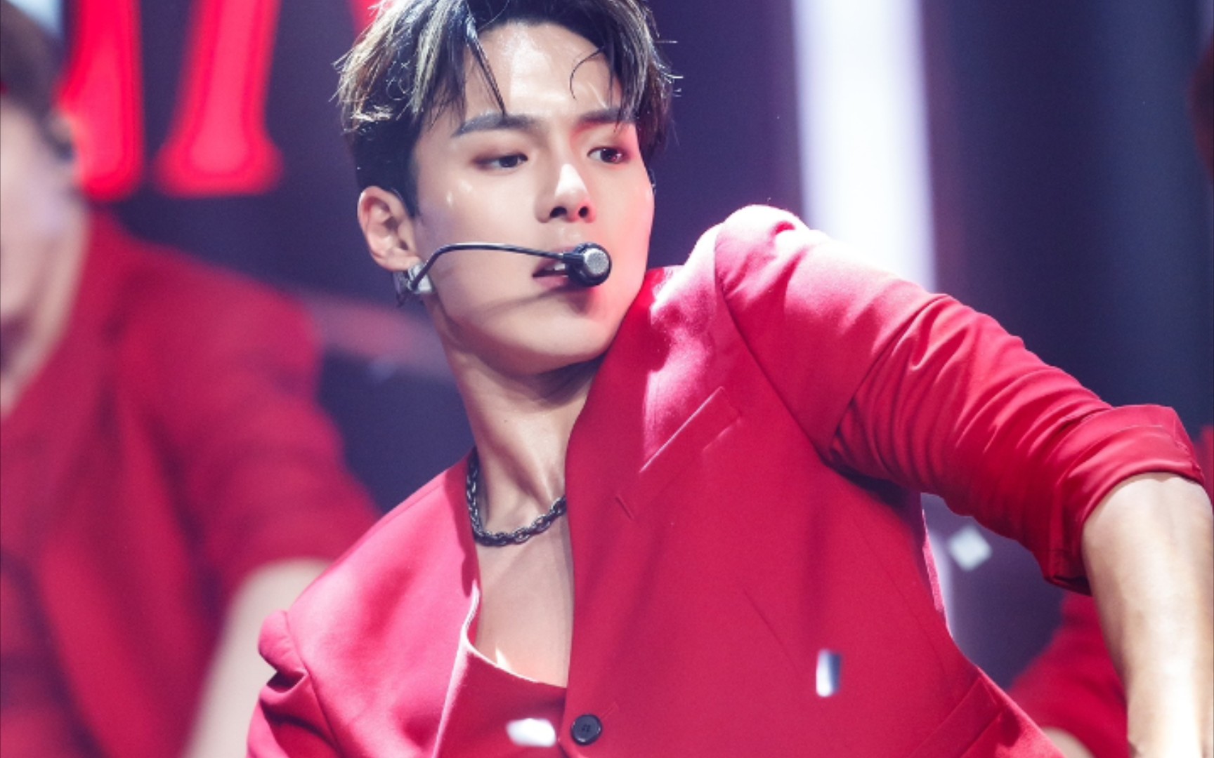 【 monstax】shownu红色性感露脐西装,哧溜快来!