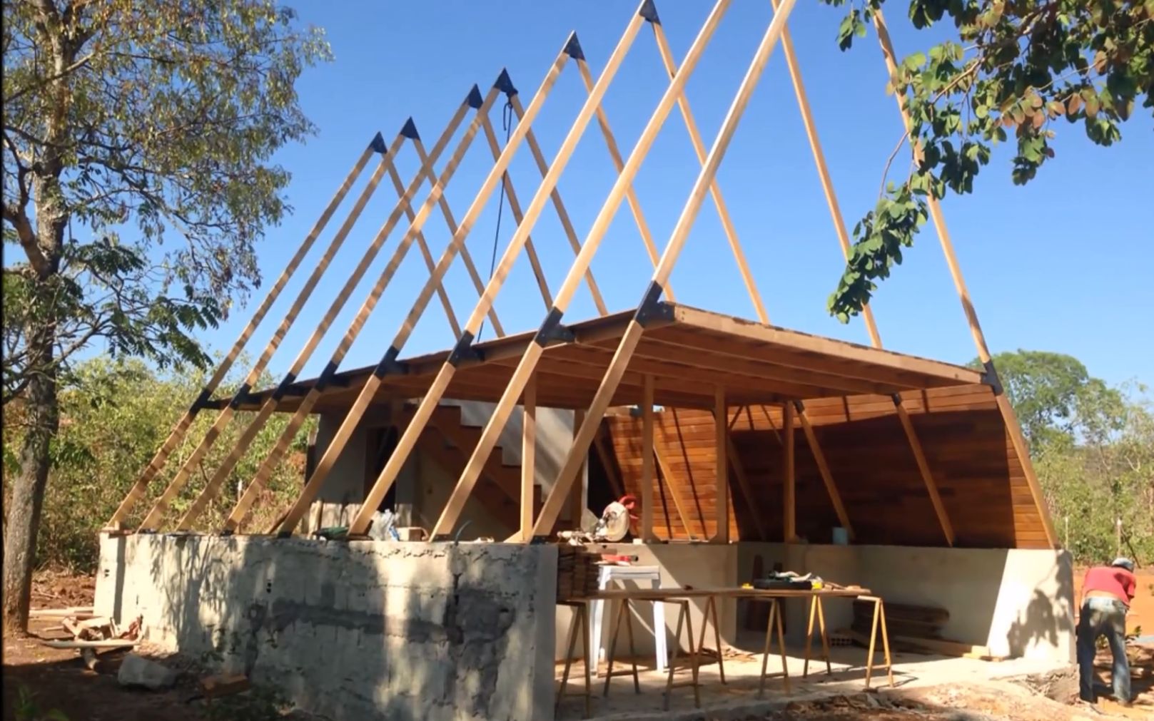 如何在山区建造一所水泥地基的三角形木屋