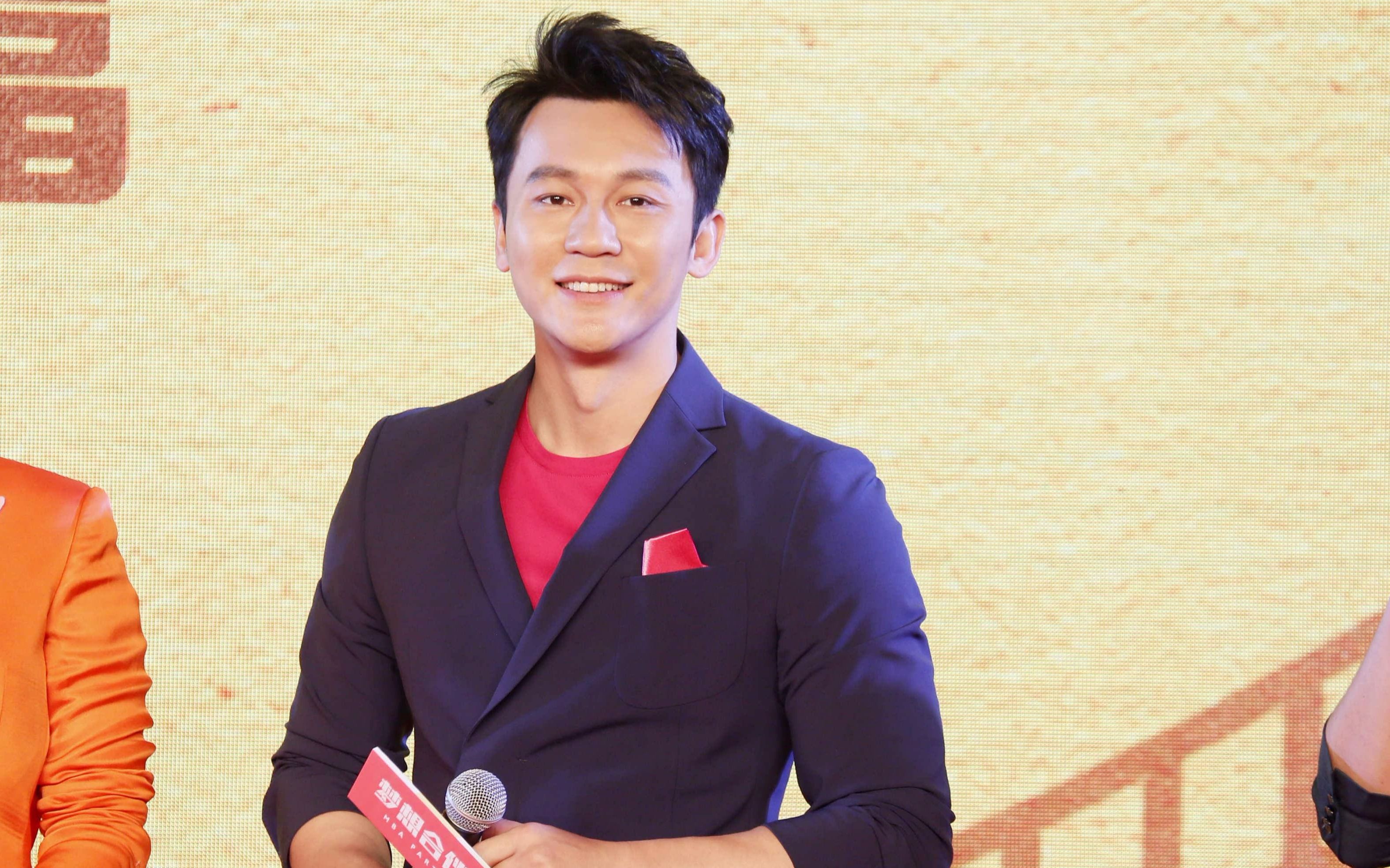 李晨一身粉衣现身街头,亲切和粉丝挥手打招呼,网友:粉红牛?