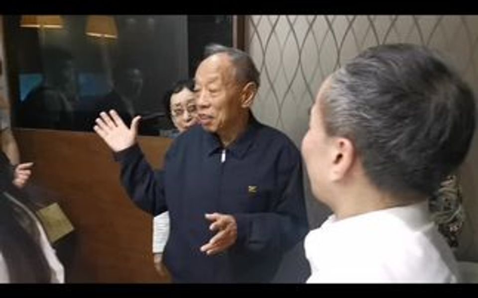 中国前外交部长李肇星,素有“诗人外交家”之称,有幸遇见李部长果然名不虚传,而且和蔼可亲.关爱有加哔哩哔哩bilibili