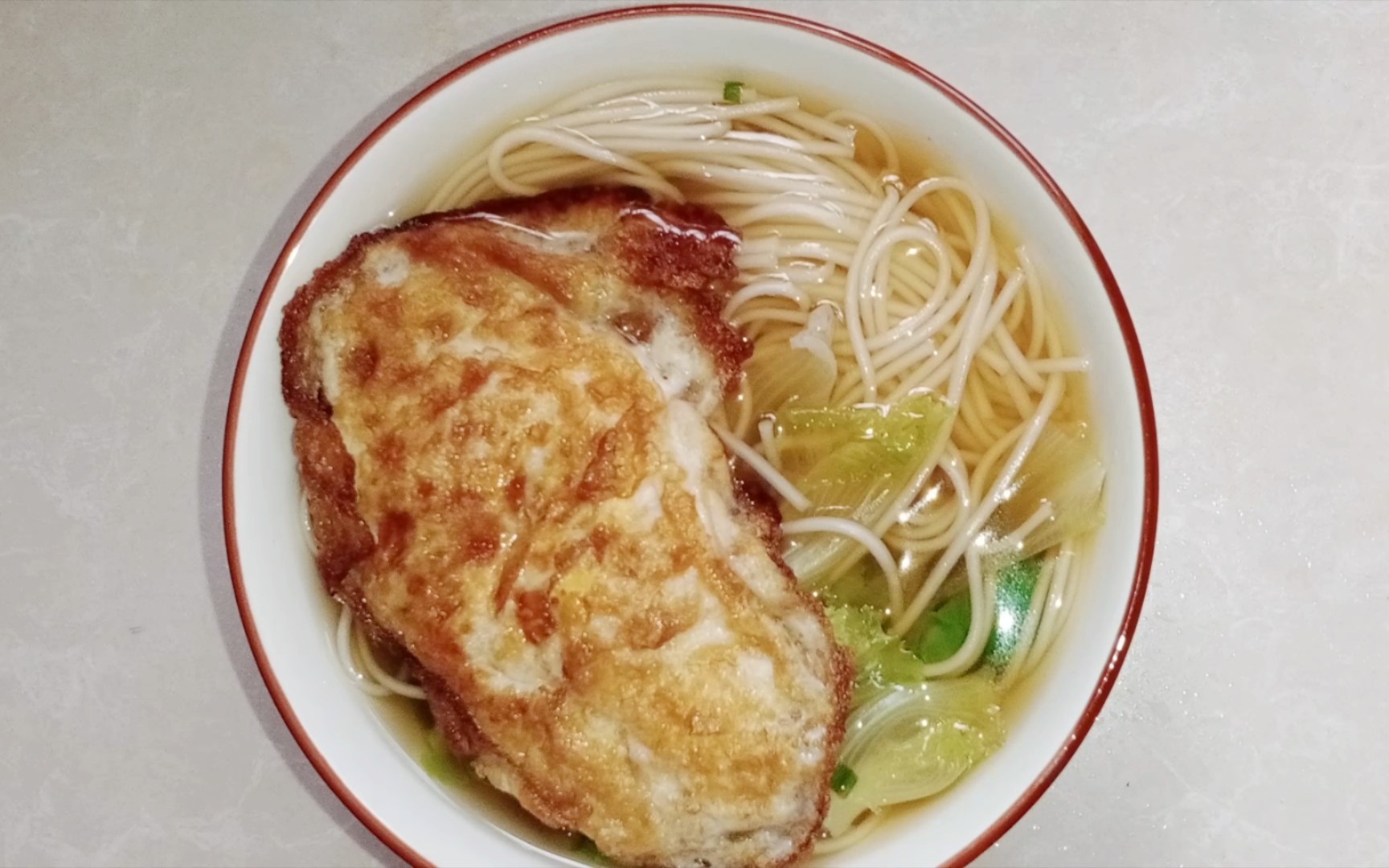 每次生病或者没胃口的时候都会吃的一碗清汤面