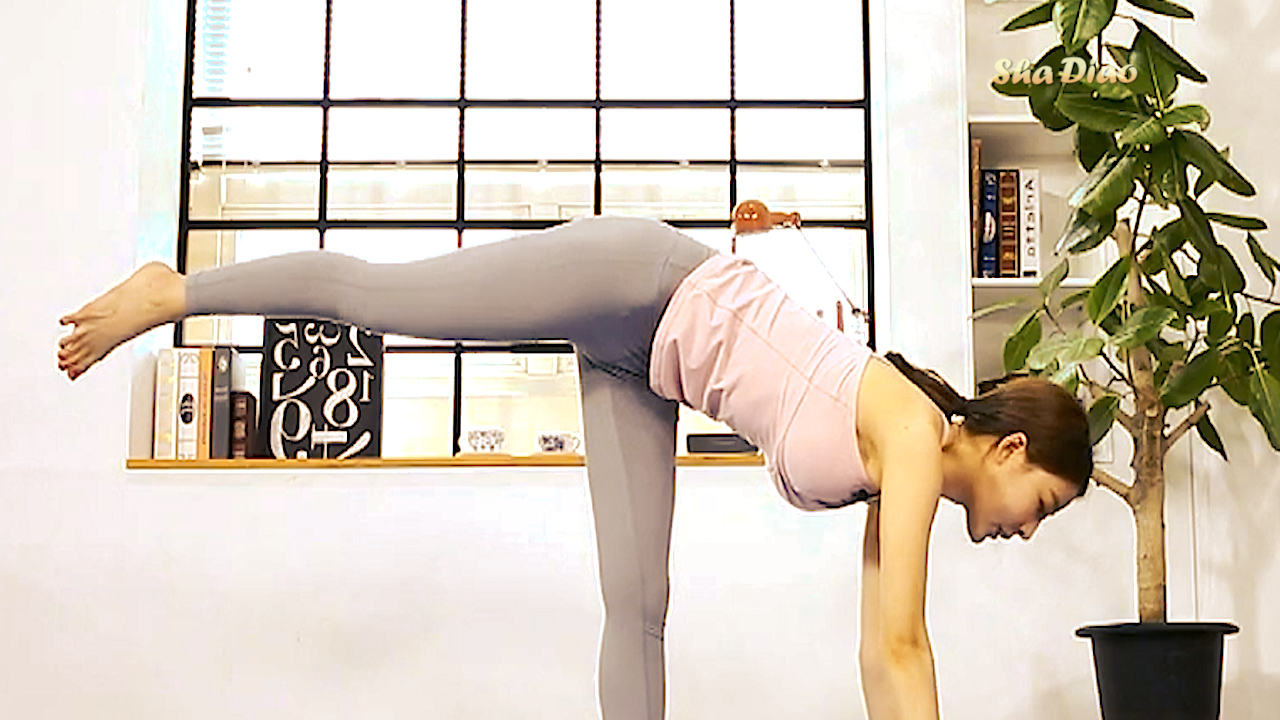 瑜伽黄老师性感美女平衡练习增强核心力量难抵大长腿的诱惑