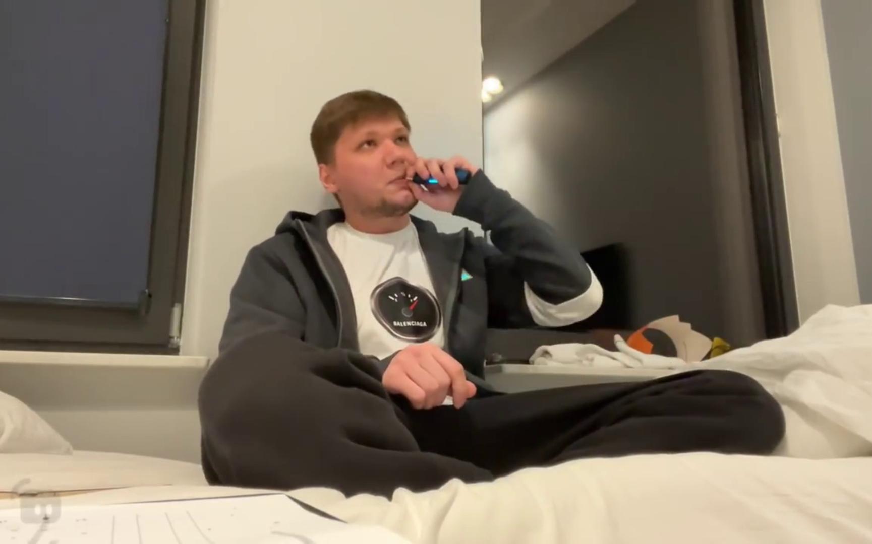 国难当头, s1mple不停抽烟!