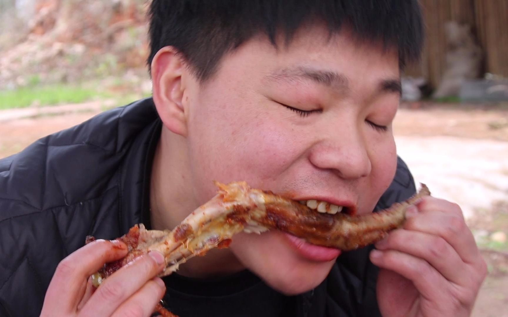 野哥户外吃"烤翅",看他撕咬,太销魂