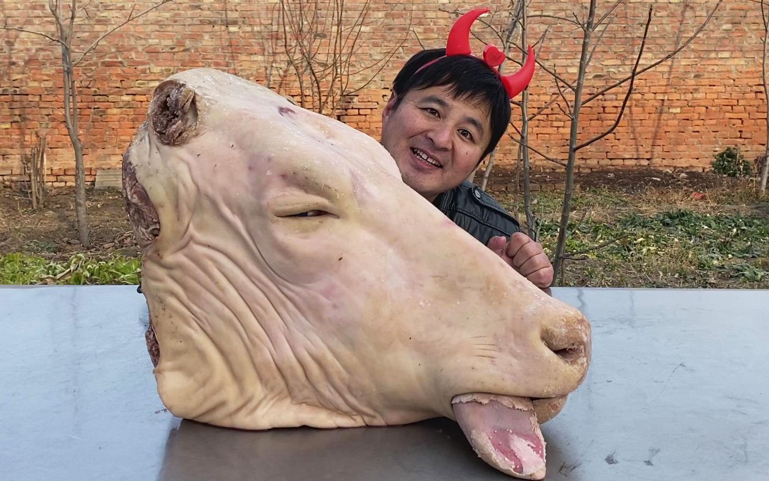 600元买了一个40斤重的大牛头一次全炖了一大锅满院飘香