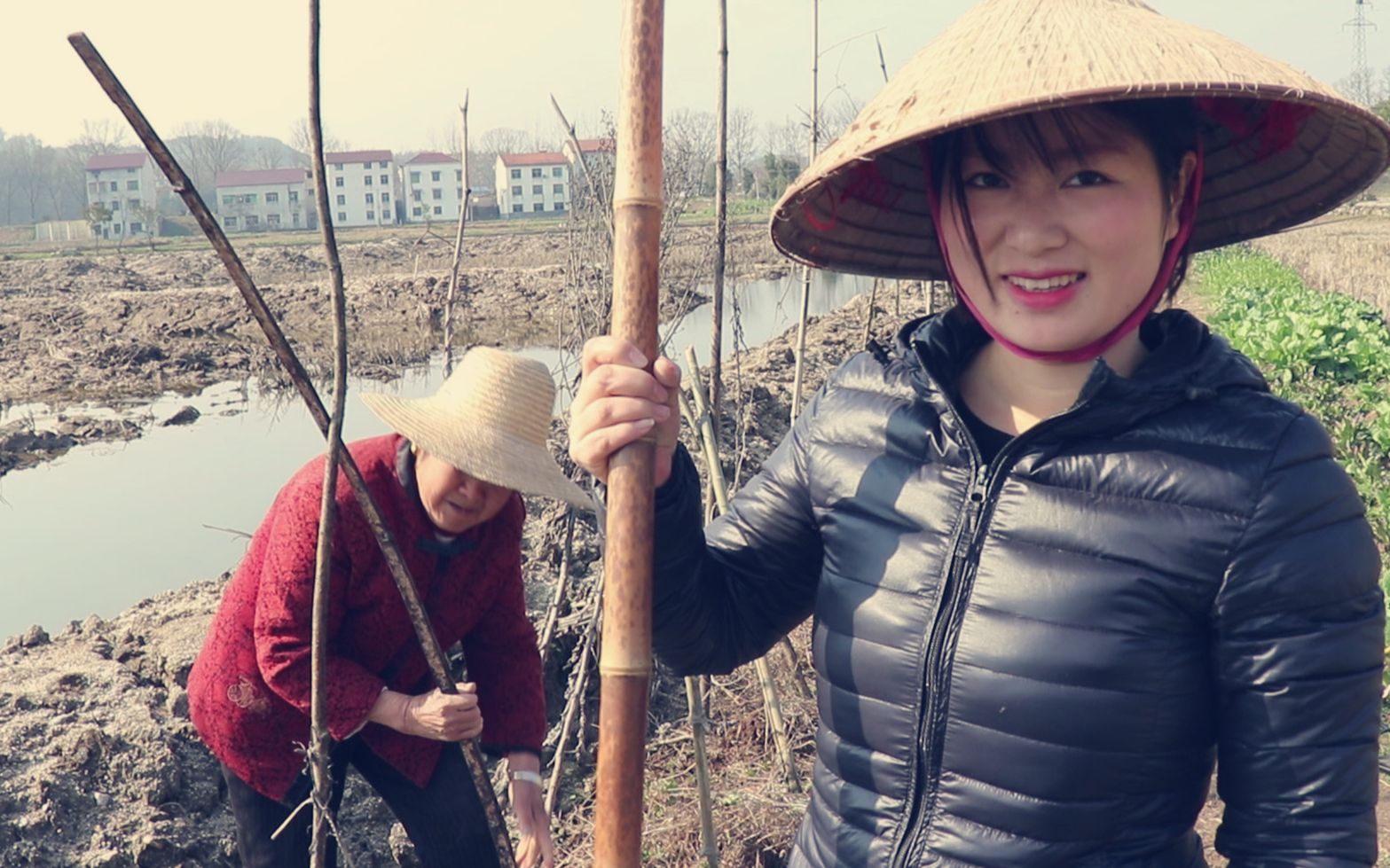 乡村小妹与大妈学种四季豆,干活时还不忘秀恩爱,一旁的大妈笑而不语