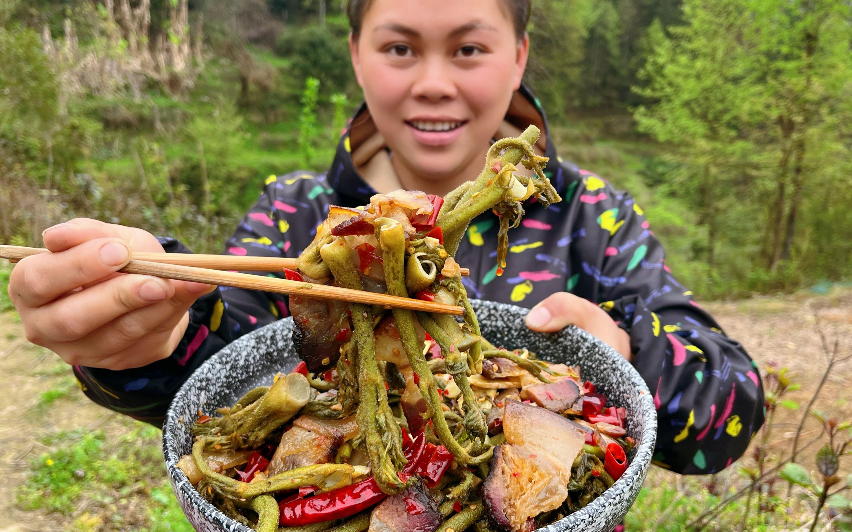 进山摘了很多刺芽,配上腊肉炒一锅,加堆辣椒真下饭一大盘不够吃哔哩哔哩bilibili