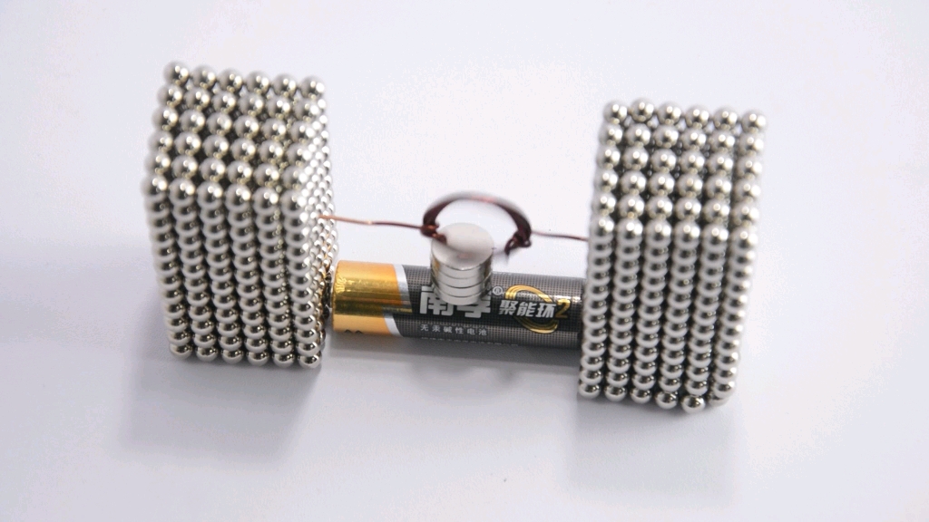 电磁原理,电池与磁铁和线圈,就能动起来