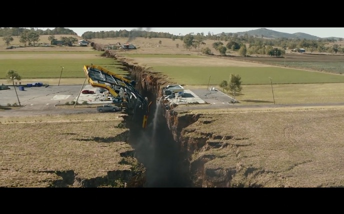 地震的破坏力是人类无法想象的,十五级强震把陆地板块撕裂几十公里的