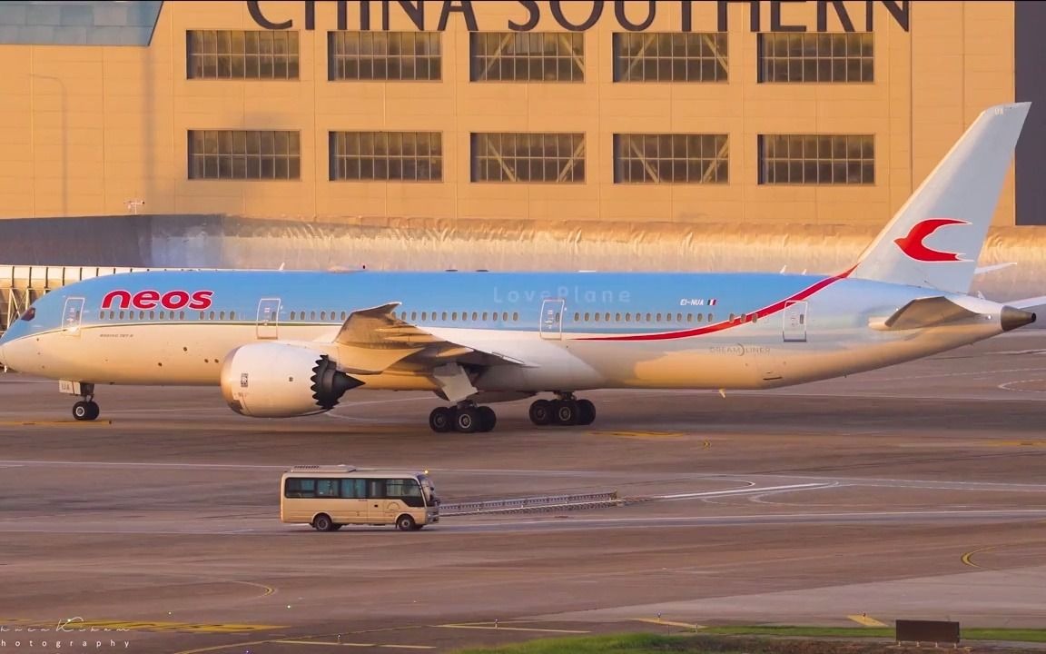 【航空】日落前的唯美光线,neos航空波音787降落深圳.