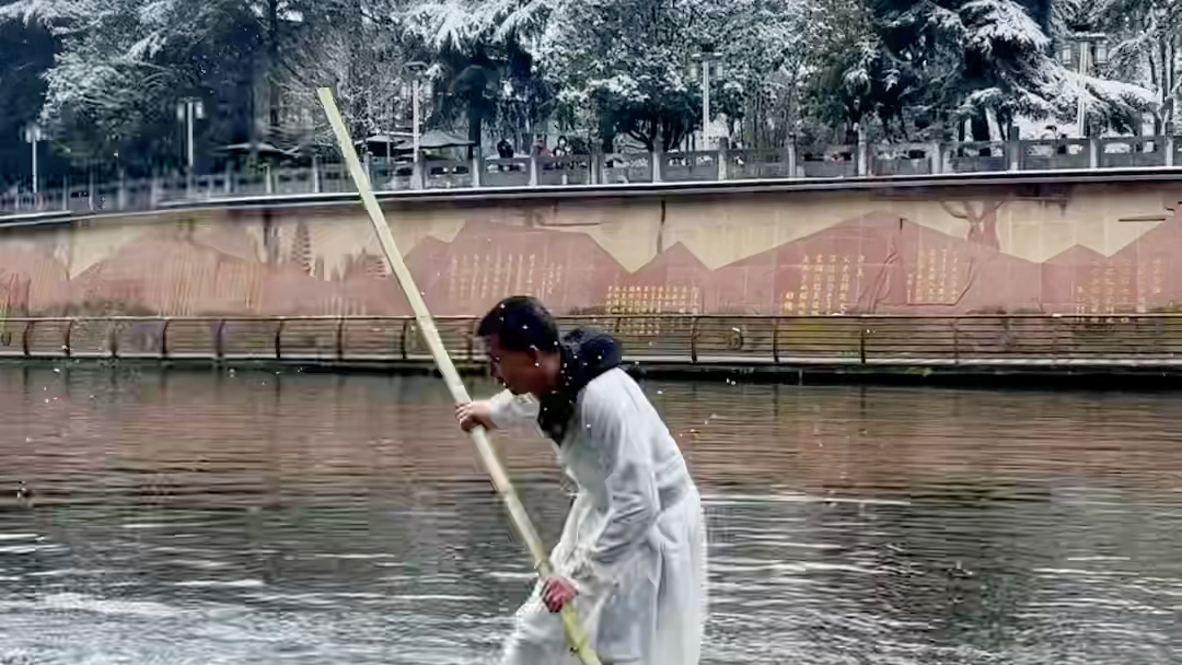 独竹轻功水上漂,又见瑞雪压枝头.借的梅花三尺艳,慰我岁月点点愁.#独竹漂杨兰军 #传承非物质文化遗产 #轻功水上漂哔哩哔哩bilibili