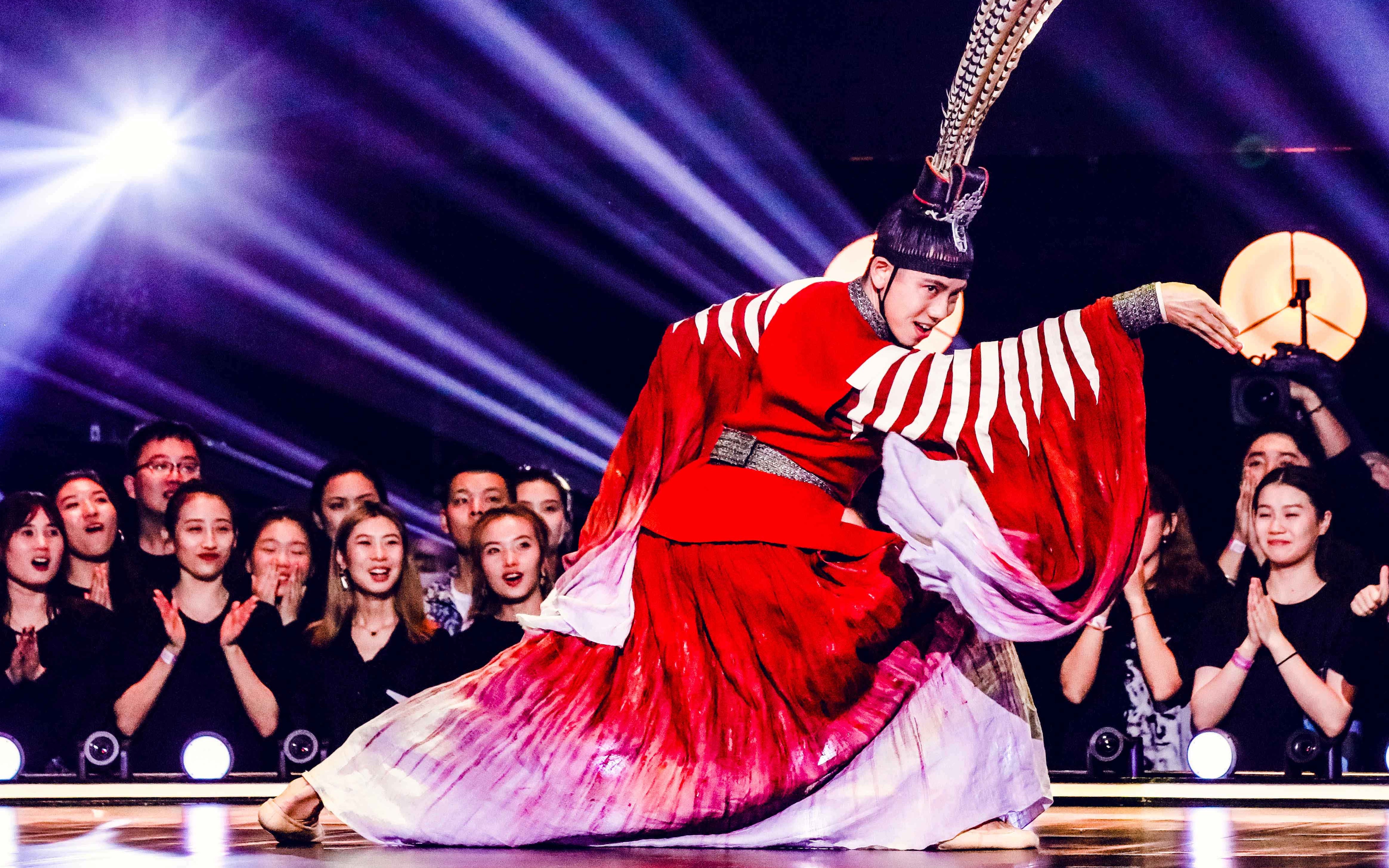 舞蹈风暴刚柔并济的独立舞者罗天的楚梦当传统与现代碰撞迸发着的是