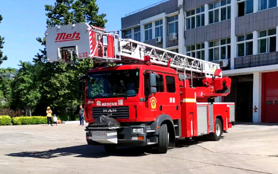 八大处消防救援站两车加油