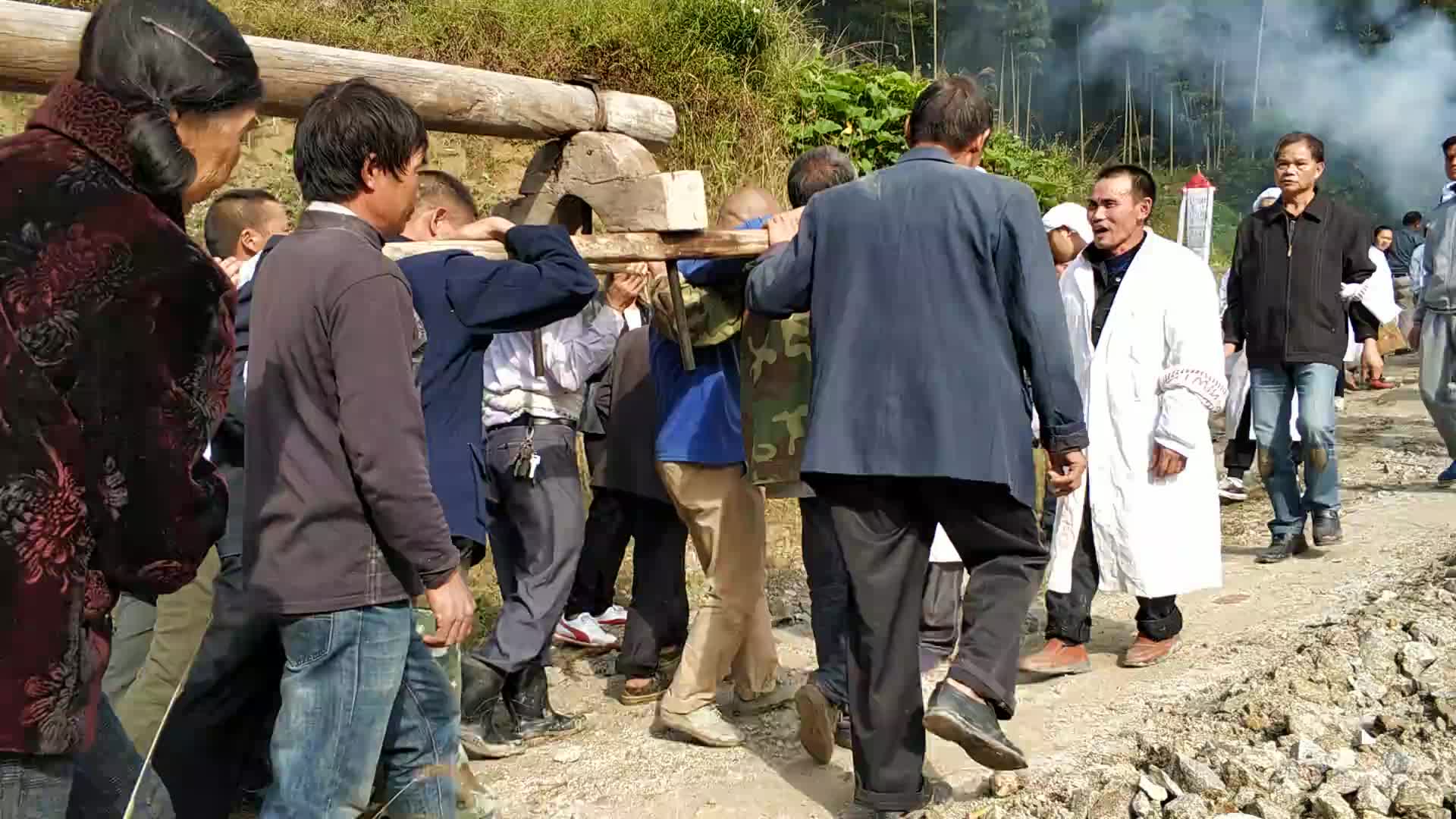 湖南农村办白事,这种大棺材用"龙"来抬,两个大叔只能搀扶着走