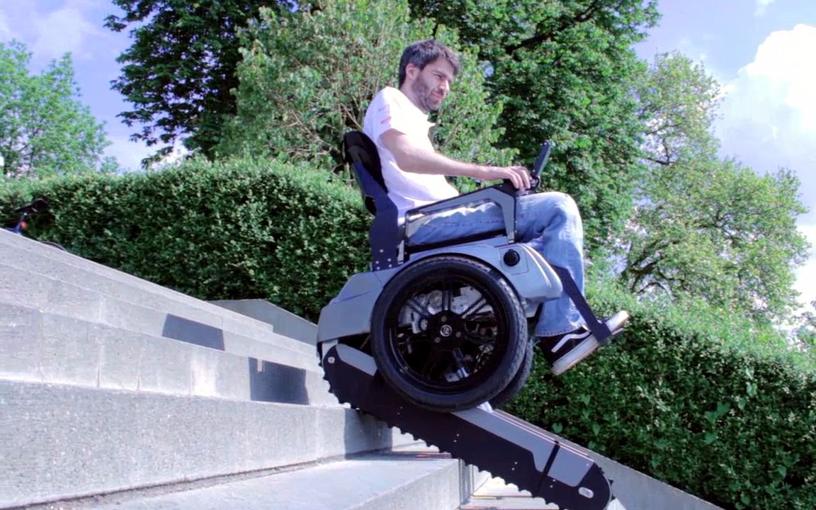 一款让90后可以安享晚年的轮椅,不仅能漂移,还能爬楼梯_哔哩哔哩 (゜-