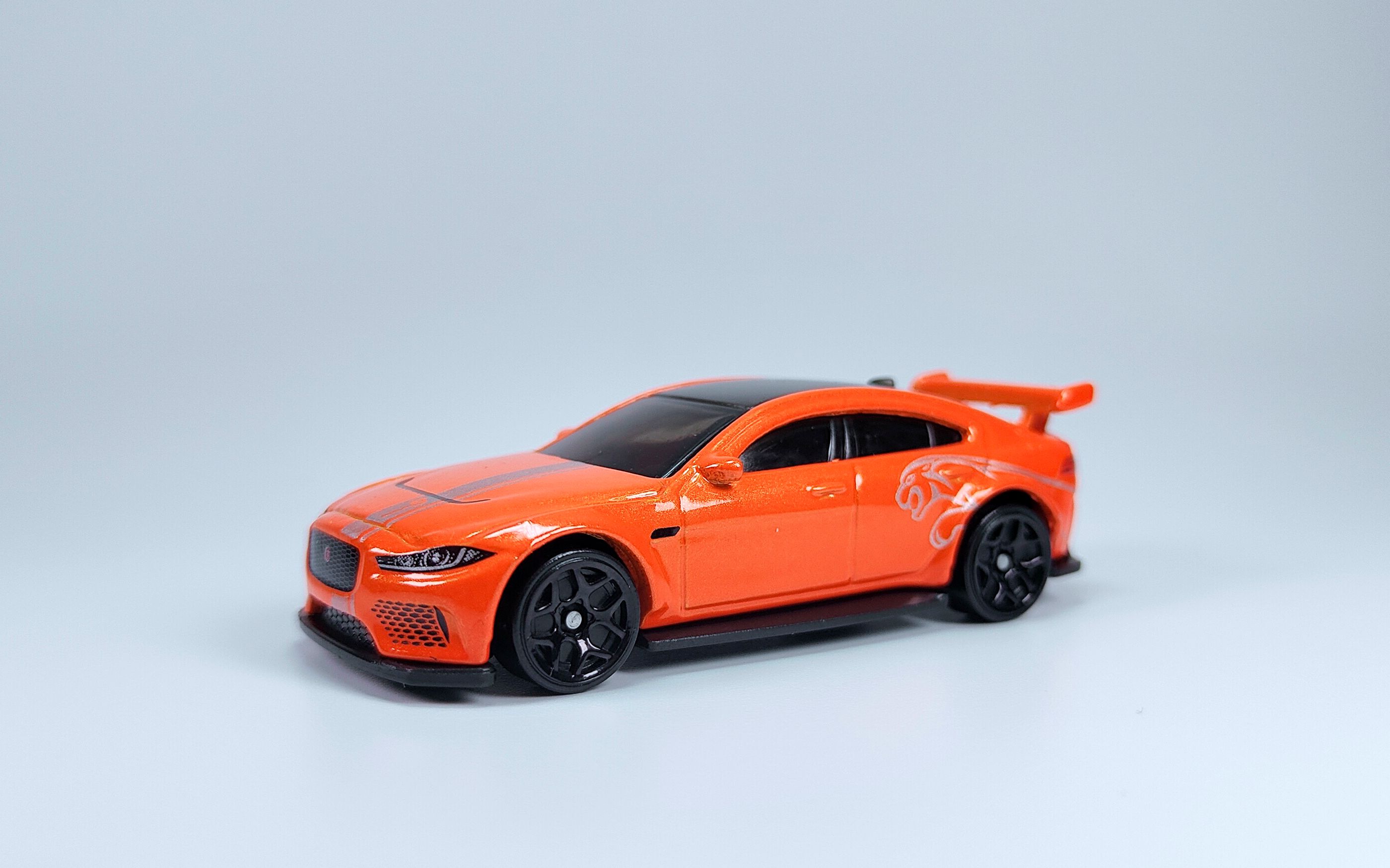 一分钟玩具开盒-风火轮现代摩登系列普卡捷豹xe sv project8 开盒把玩