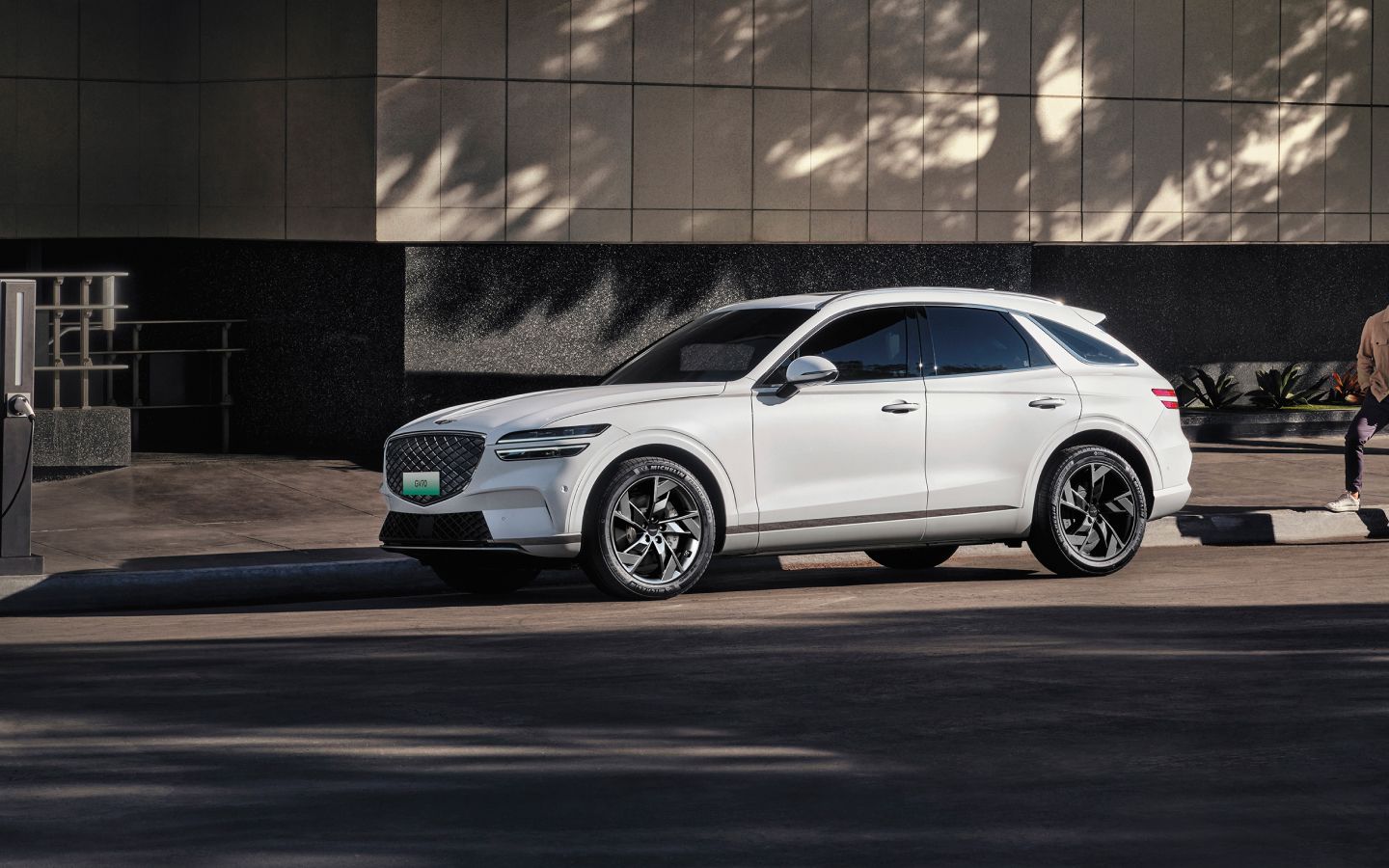 捷尼赛思纯电gv70-为纯电suv树立新风向