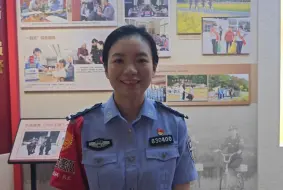 Video herunterladen: 人民公安从这里走来｜准90后女警花有个00后徒弟：传承红色基因，群众笑脸就是最大鼓励