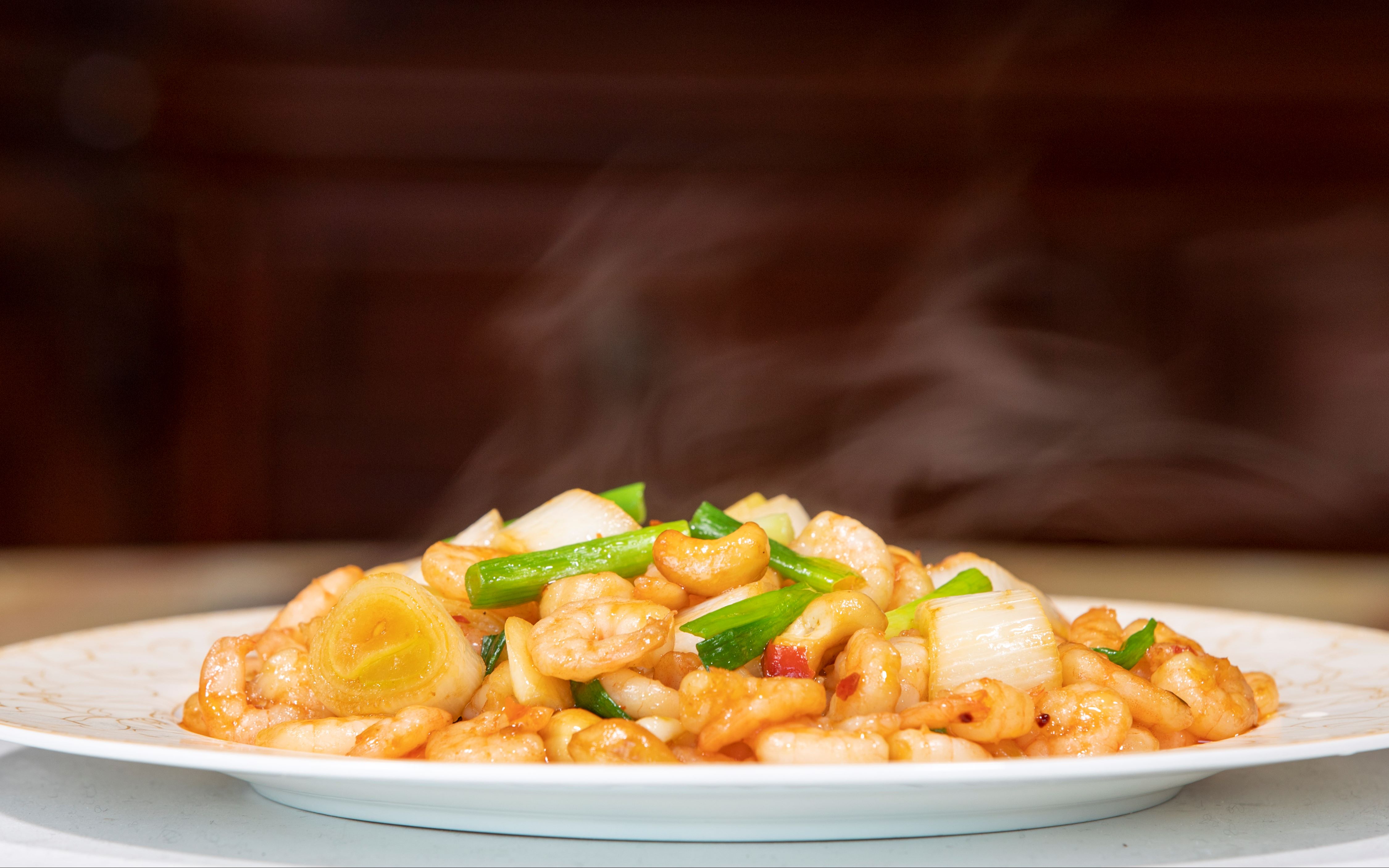 宫保虾仁这样做,肉嫩味鲜简单易做,味道不输饭店隔三差五做一顿_哔哩