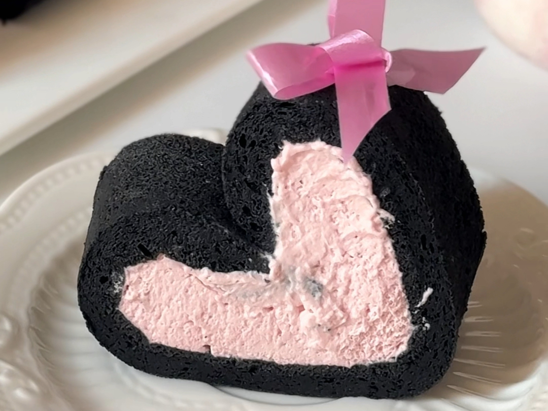"粉墨登场"酷黑芭比爱心蛋糕卷