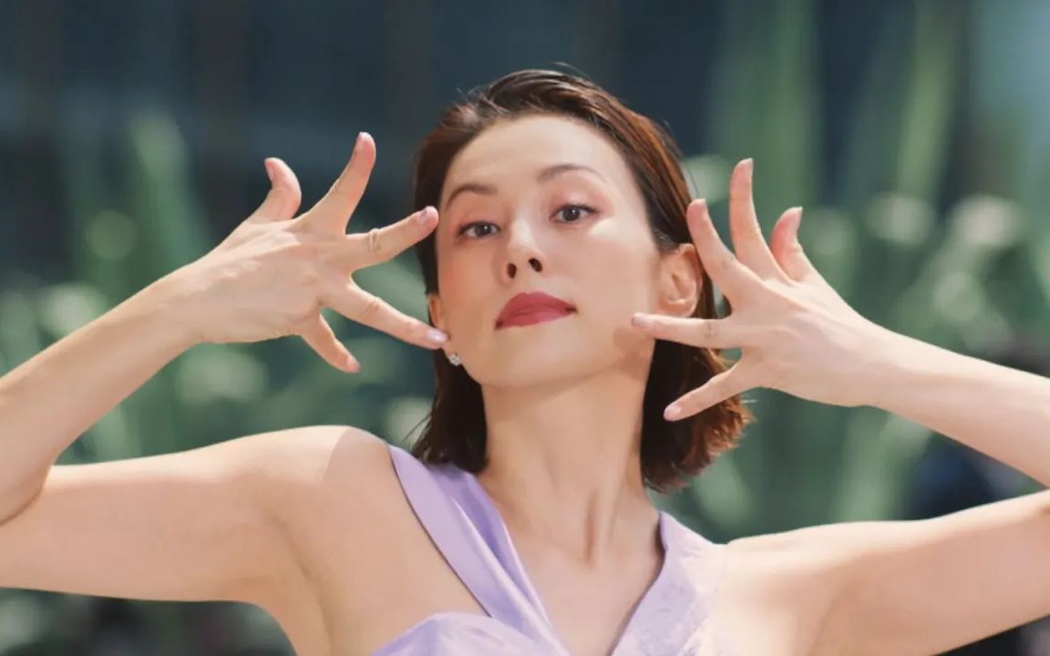 米仓凉子说:"就等一下吧?"妖艳的舞蹈!「canadel」新cm公开