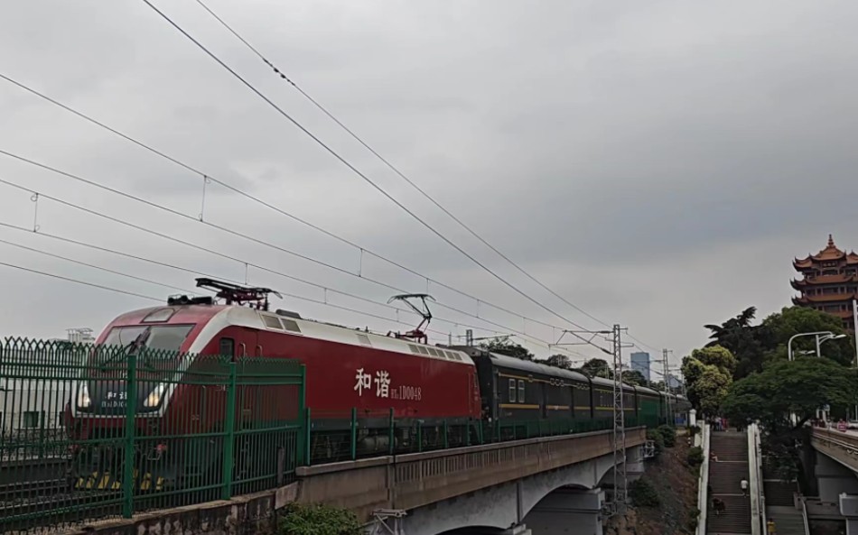 【火车】hxd1d-0048牵引25t客运车厢 25t行李车通过武汉黄鹤楼