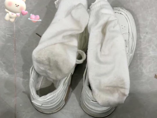 汗脚女孩穿运动鞋搭配白棉袜!脚jio都要捂冒烟了!超酸臭!热冒烟了!