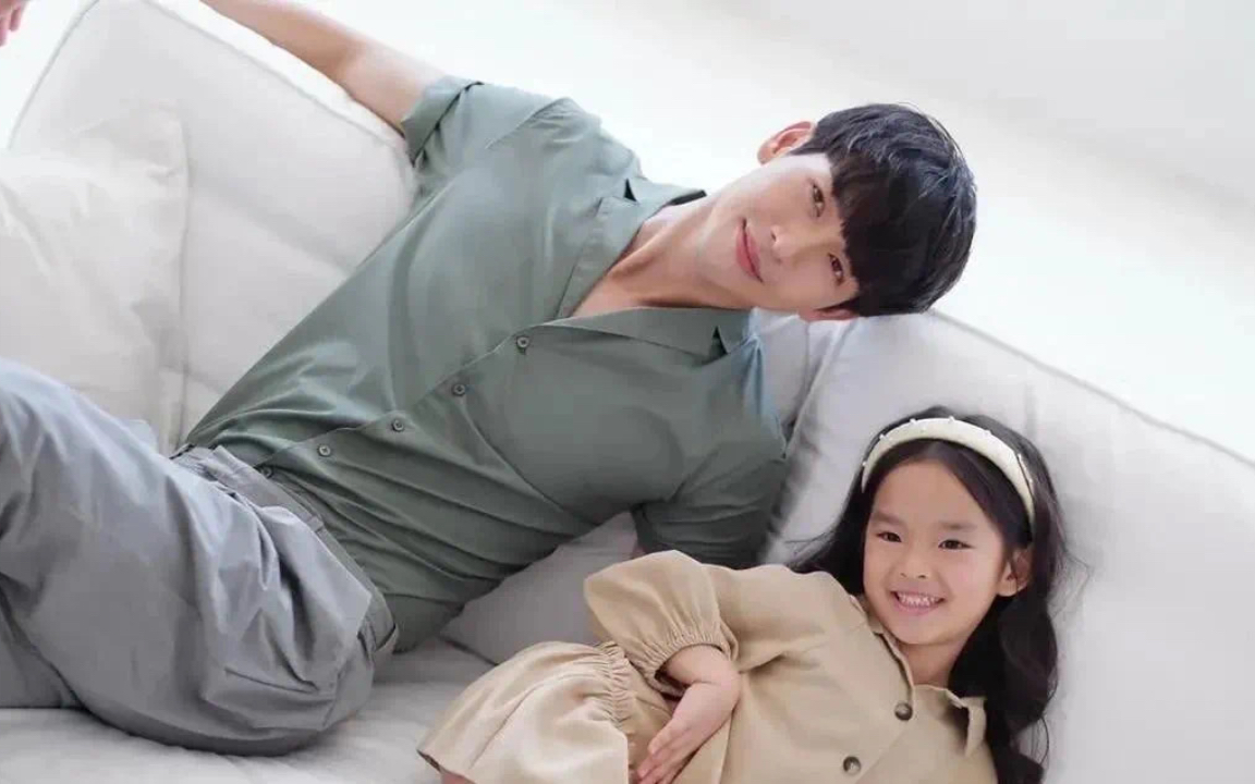 push夫妇好喜欢aff女儿亲亲抱抱举高高宠的和亲生女儿一样新年妹真