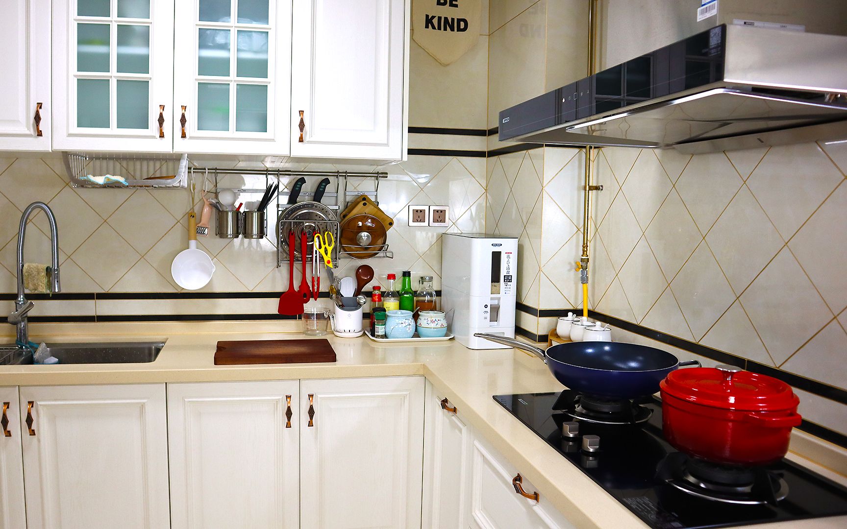 虽然厨房不足7平米,每天都收纳得整洁干净,锅具厨具擦得铮亮_哔哩哔哩