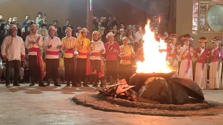 [图]云南泸沽湖边摩梭人的篝火晚会 有扣手心的吗