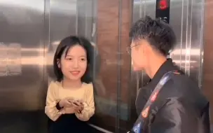 下载视频: 男孩在电梯演唱《稻香》，旁边小姐姐听到痴迷，电梯到了都不知道