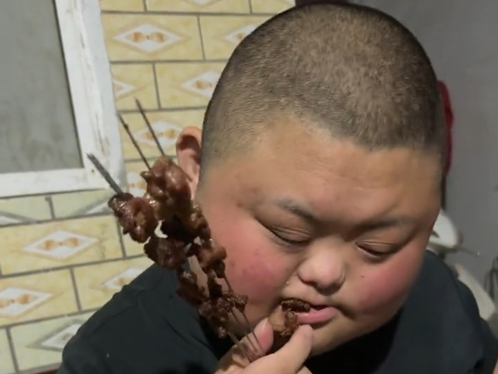 鸭哥工作直播了一天吃上现烤羊肉串了