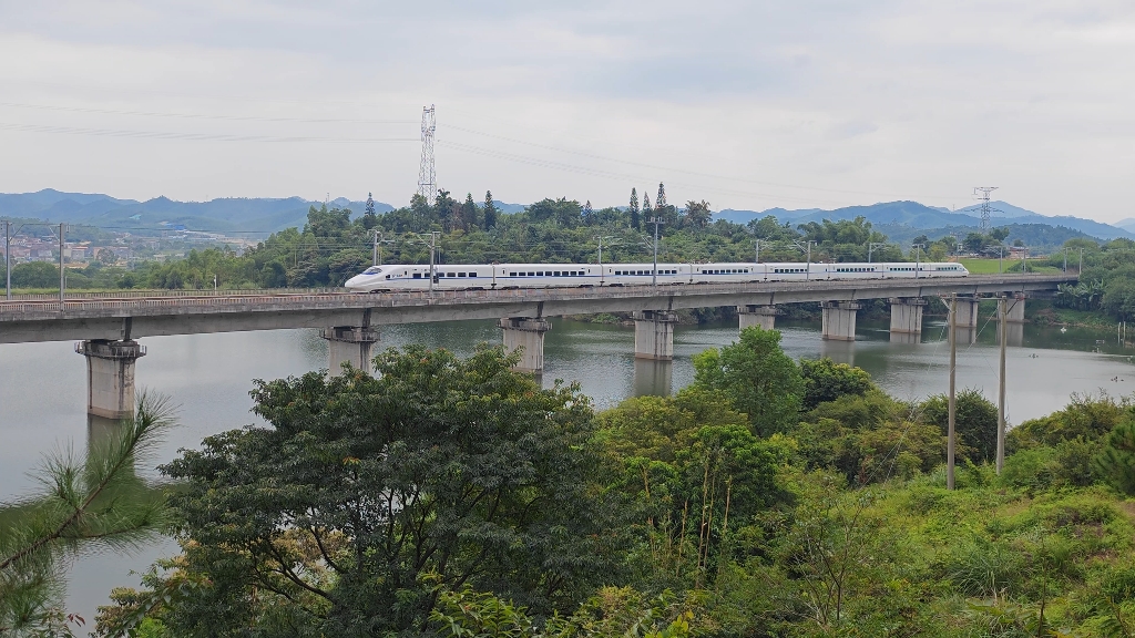 [高铁摄影]crh2a担当d3850(江门-昆明南)通过肇庆牛鼻咀水库大桥