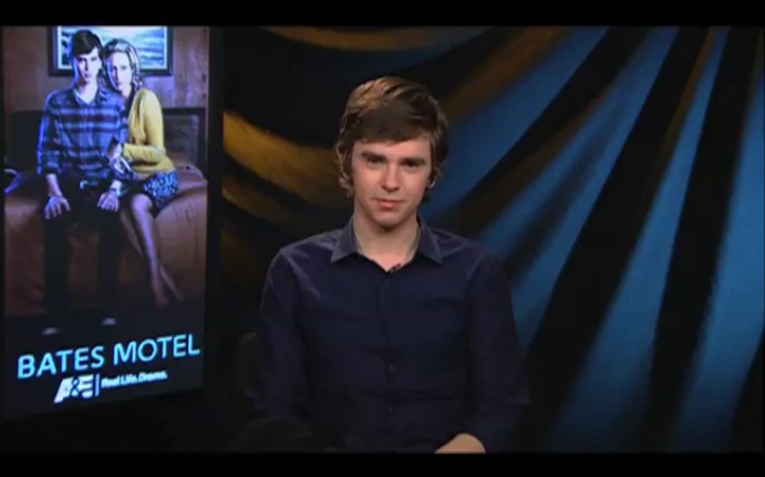 [图]【贝茨旅馆/FreddieHighmore】海默谈及第一季最后一集（生肉）