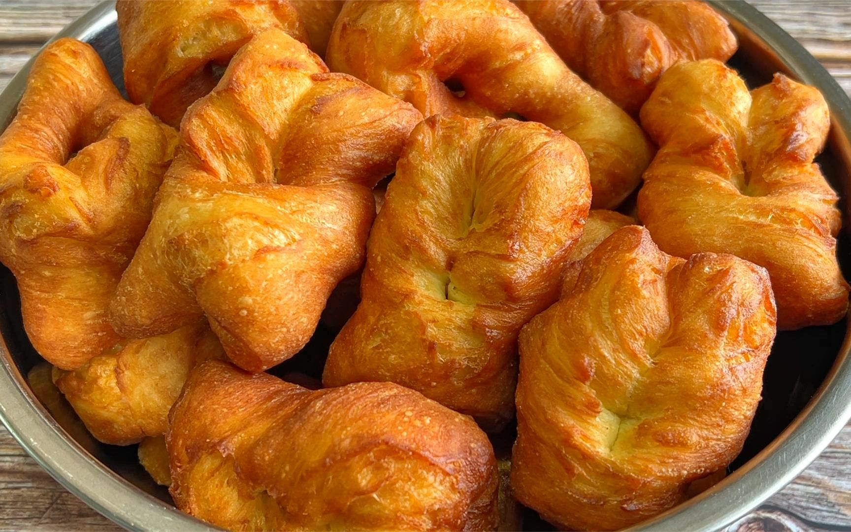 黄油果子,一碗面粉2个鸡蛋,酸奶牛奶和面,酥酥的软软的,真香