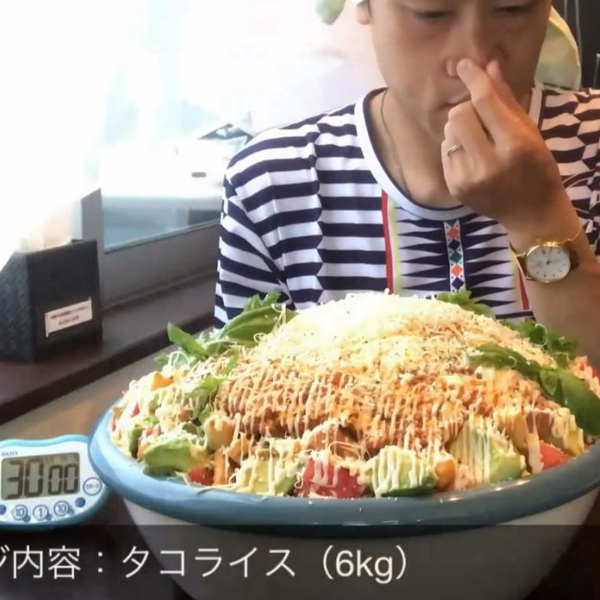 世界的に有名な 大食い】超巨大タコライス（6kg）のチャレンジメニューは 帽子