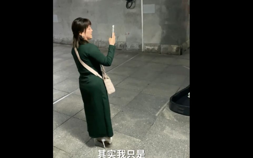 [图]唱到大妈心里去了《我等到花儿也谢了》- 深情的歌声，有故事的人