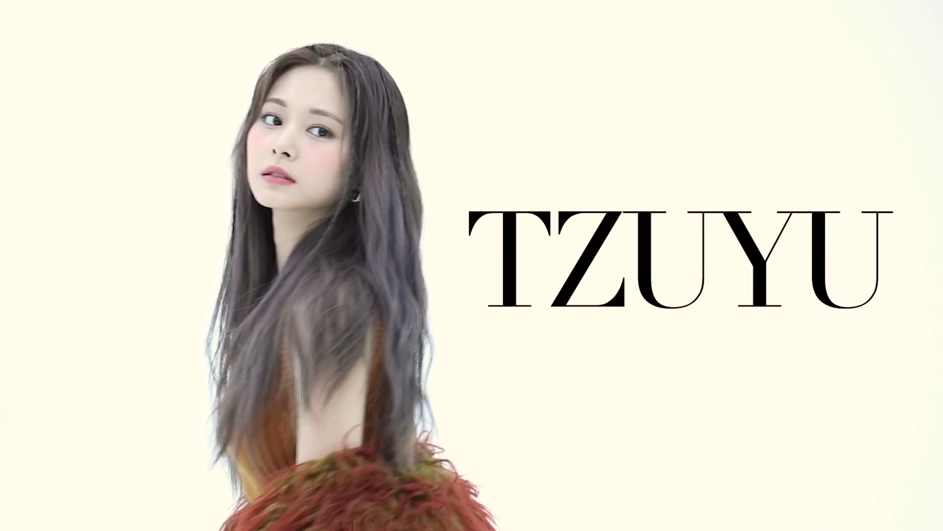 不愧为最美面孔,周子瑜(Tzuyu)“单飞”拍摄L'OFFICIEL时尚杂志封面哔哩哔哩bilibili