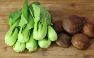 Скачать видео: 原来饭店的香菇油菜是这样做，大厨教正确做法，一周吃7次都不腻