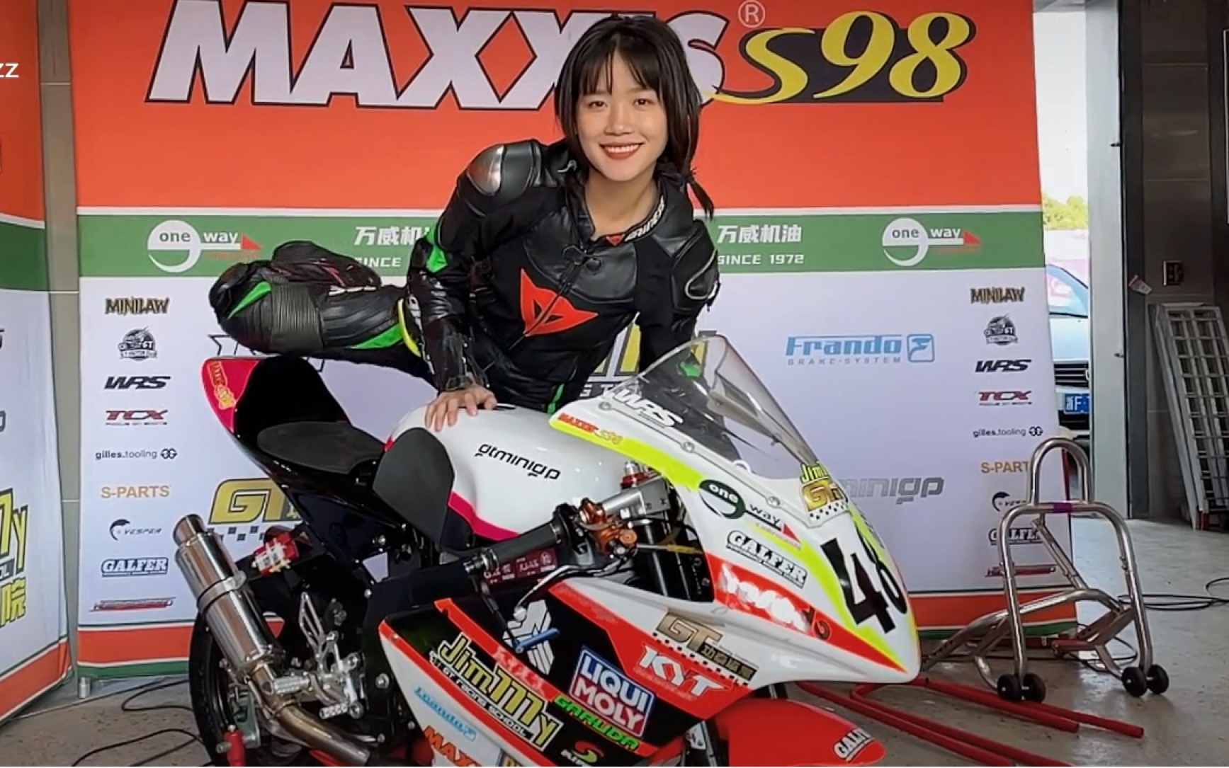 苦忆旧伤泪自落,欣望梦愿笑开颜-车手真真