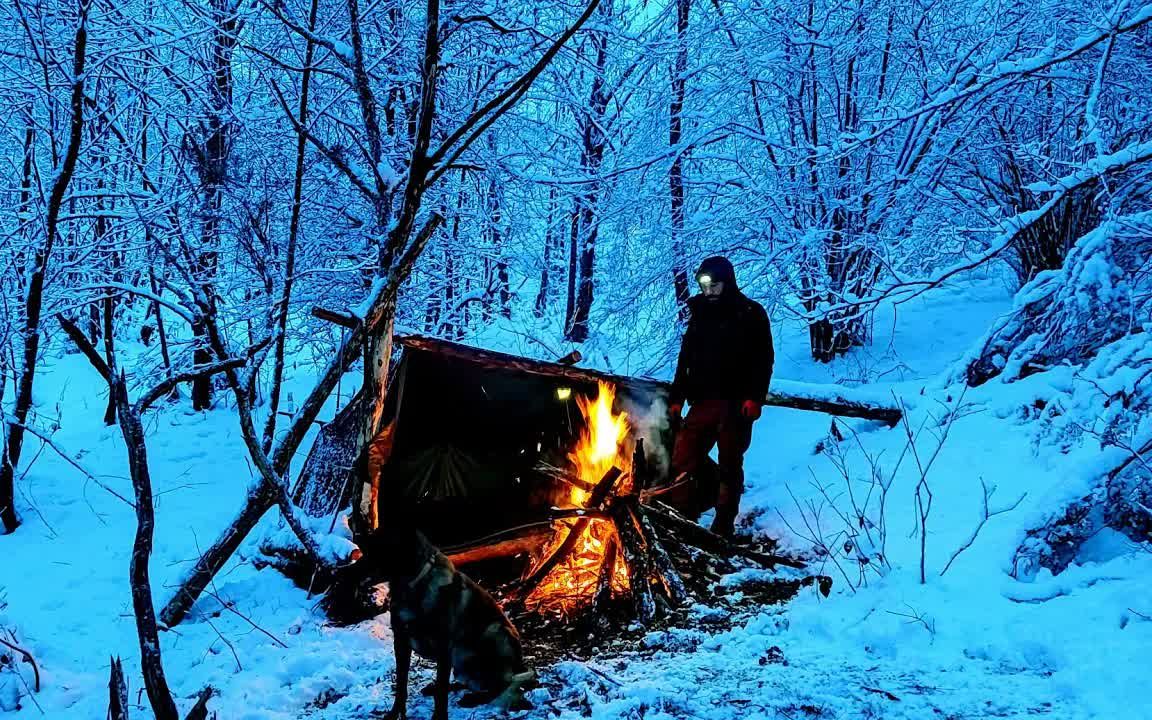 [图]暴风雪中的3天单人冬季露营探险，丛林求生小屋