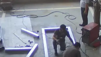 放开那堆架管，让我来！