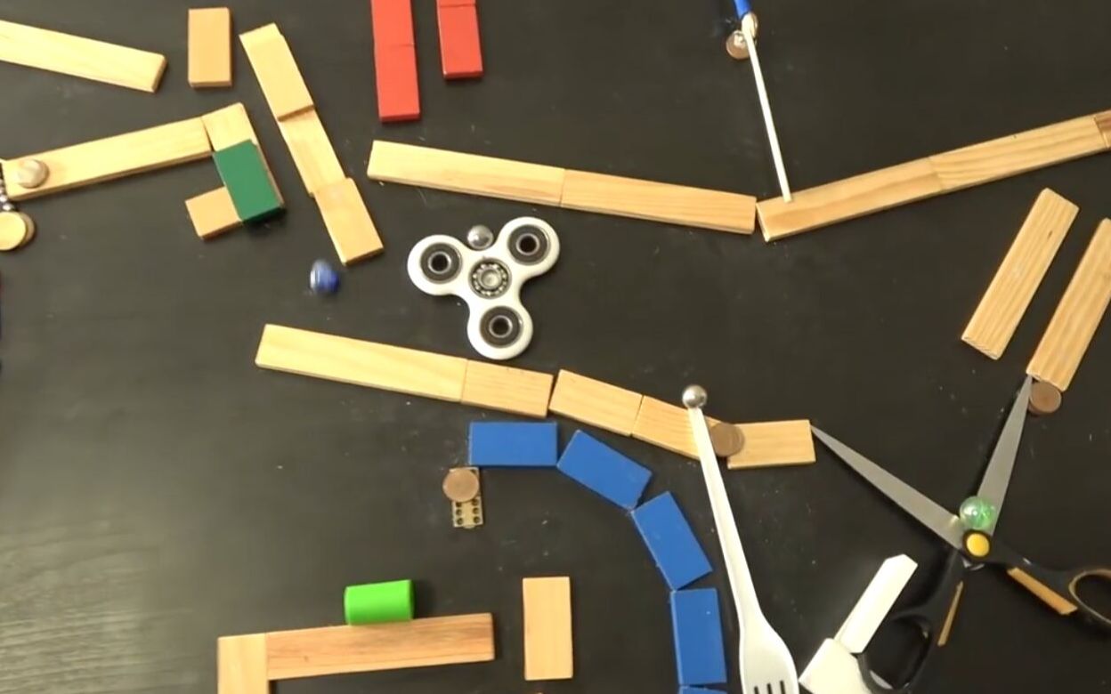 牛人给连锁反应装置设计更多有趣的机关看一整天都可以