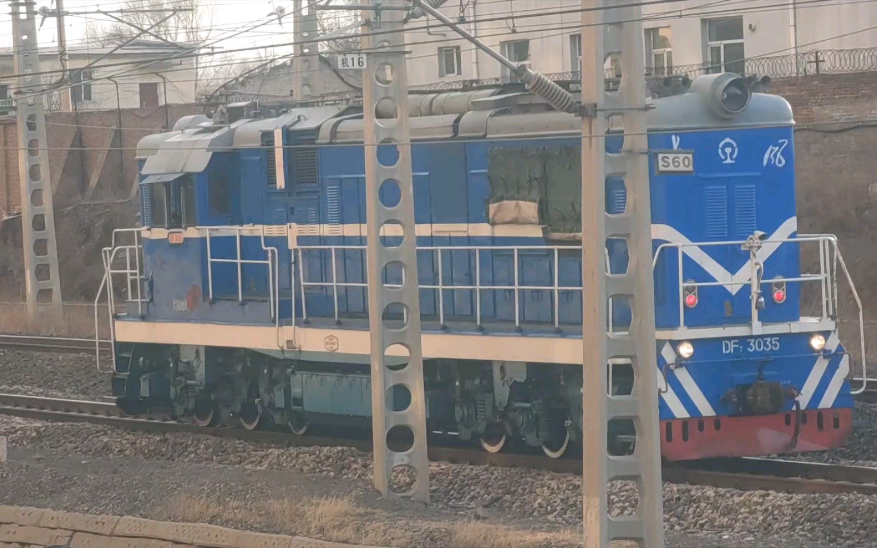 东风7b为何两侧都开了红灯?