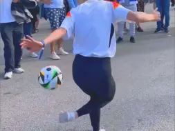 Video herunterladen: 花式足球⚽⚽⚽