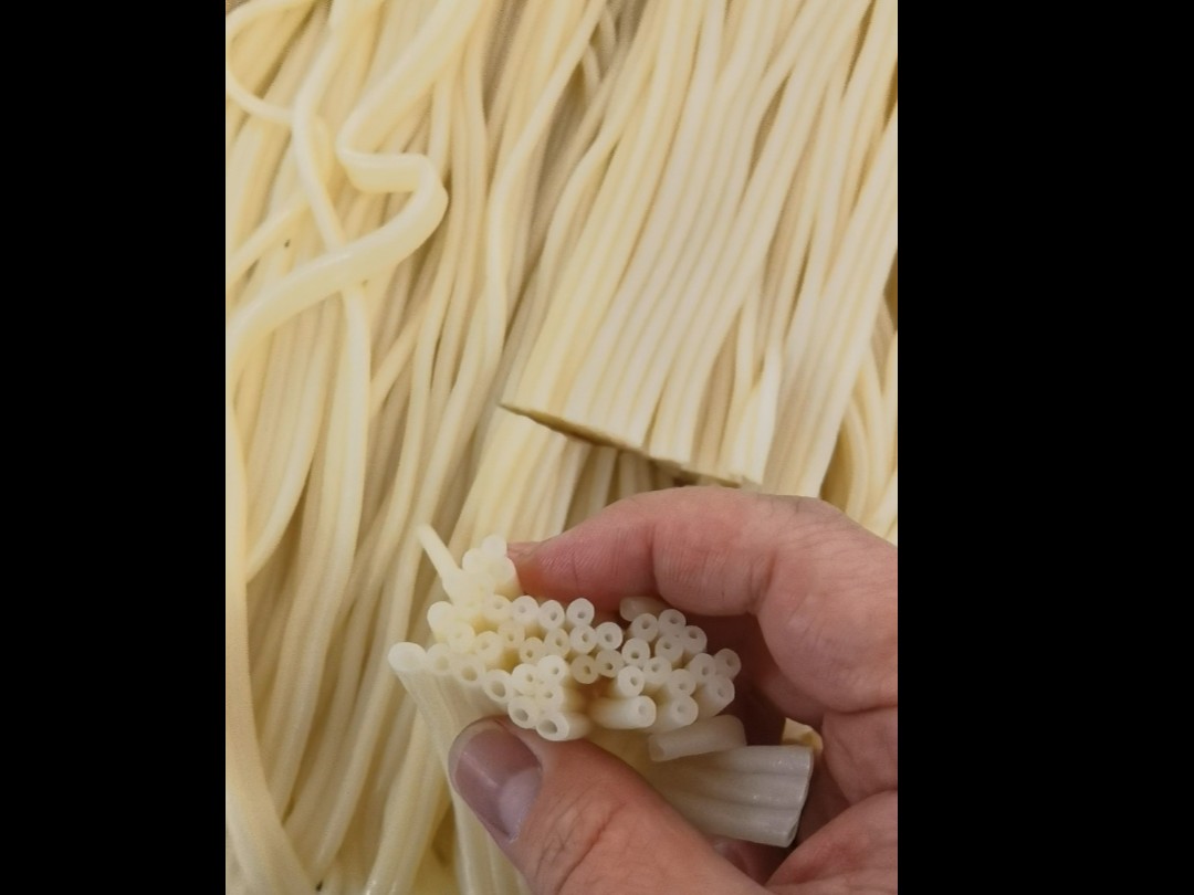 有一种美食叫做空心面,这个空心面也叫空心粉,吃起来是柔软劲道的口感