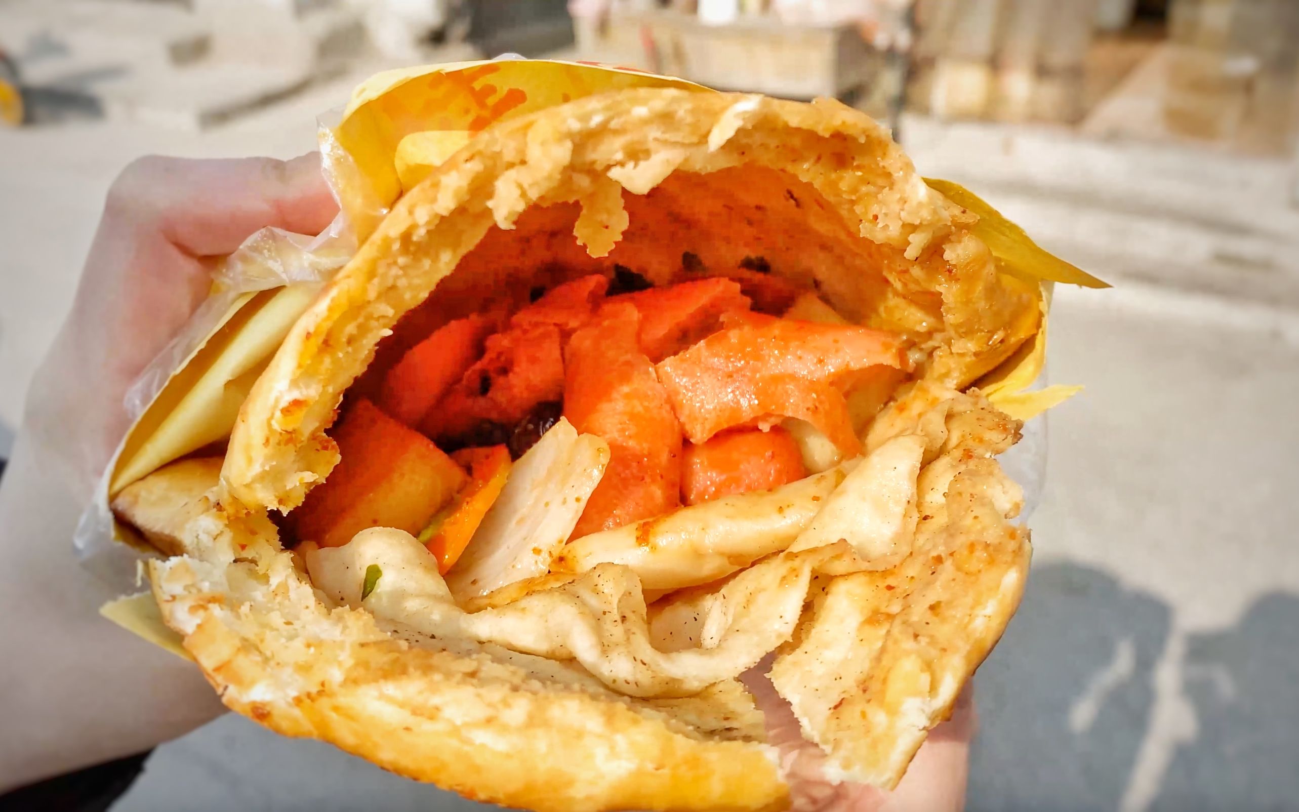 大婶油酥烧饼,一早上就卖上四五袋面,外酥里嫩又多层咸香十足|开封