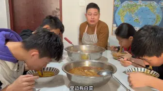 Download Video: 不想做饭怎么办？那就吃泡面吧 正好四胞胎很久没吃了 今天就偷个懒吧。